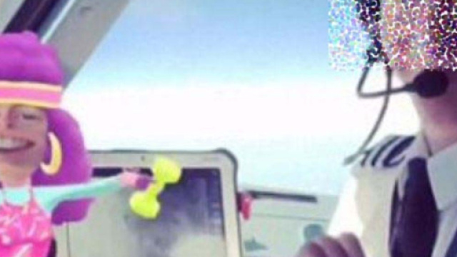 Due piloti giocano e si filmano con Snapchat in cabina durante un volo: sospesi dal servizio.