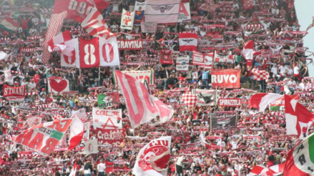Il calore del tifo del Bari al San Nicola