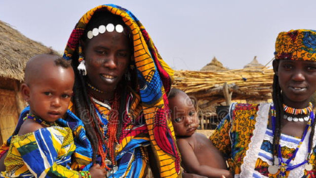 In alto, donne e bambini africani in abiti tradizionali.
