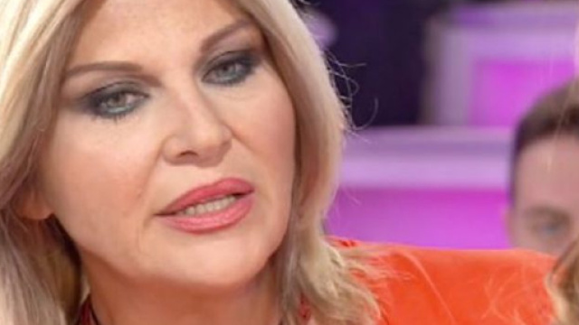 Nadia Rinaldi, ipnotizzata da Giucas Casella, mostra l'intimo