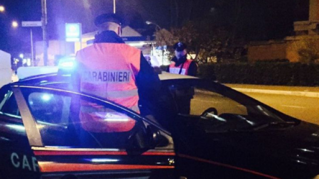 Carabinieri fermano uno spacciatore, ma lui li investe