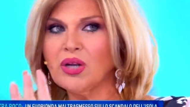 Domenica Live, Nadia Rinaldi ipnotizzata da Giucas Casella