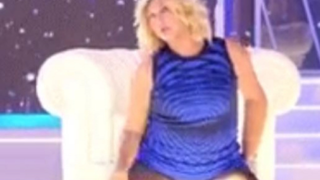 Nadia Rinaldi mostra le mutande a Domenica Live