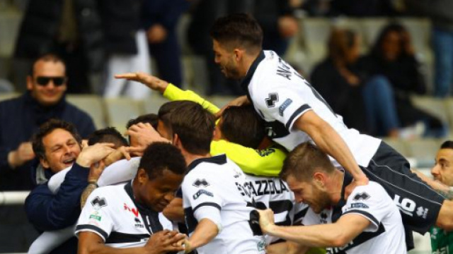 Nella foto della Lega B, il Parma esulta dopo la rete del momentaneo 2-1