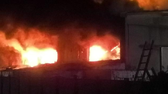 Un devastante incendio ha colpito un centro commerciale in Siberia