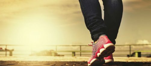 Caminar es un ejercicio saludable. Public Domain.