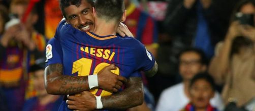 Paulinho y Lionel Messi celebrando una anotaci&oacute;n