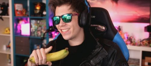 Rub&eacute;n Doblas Gundersen, m&aacute;s conocido como El Rubius, anunciando con un platano un nuevo scketch (elrubius)