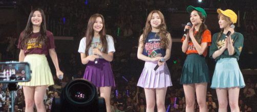 South Korean girl band Red Velvet on stage in KCON 2015 (Image credit &ndash; Clay Gilliland, Wikimedia Commons)