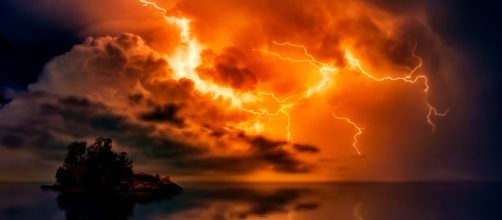 Stormy days are beautiful to behold but can be extremely dangerous (Image via Pixabay/Johannes Plenio)