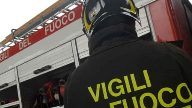 Auto finisce contro un muro e prende fuoco: intervento dei vigili del fuoco