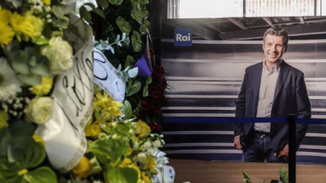 Funerali Fabrizio Frizzi: tantissimi volti della televisione italiana per l'ultimo saluto