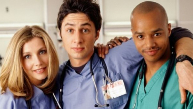 Sarah Chalke, Zach Braff e Donald Faison sul set di Scrubs (Fonte: JOE.ie)