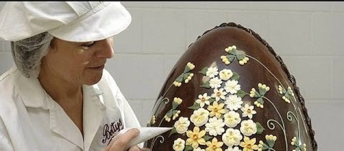 Dubai has a giant chocolate Easter egg on display [Image: Bettys1919/YouTube screenshot]