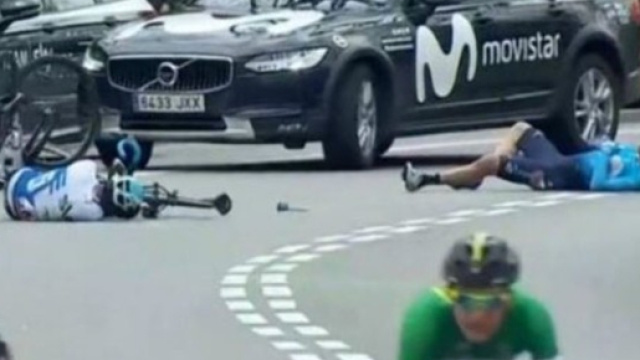 Egan Bernal a terra dopo la caduta