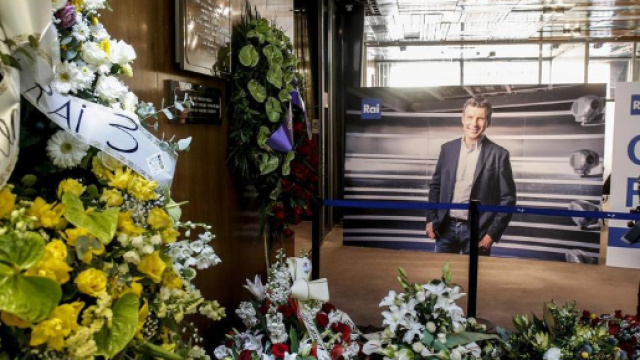 Frizzi, diretta camera ardente. In fila vip e tanta gente comune ... - leggo.it