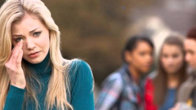 Grave episodio di bullismo ai danni di una prof ad Alessandria (Fonte: Youtube &ndash; Tina Romano)