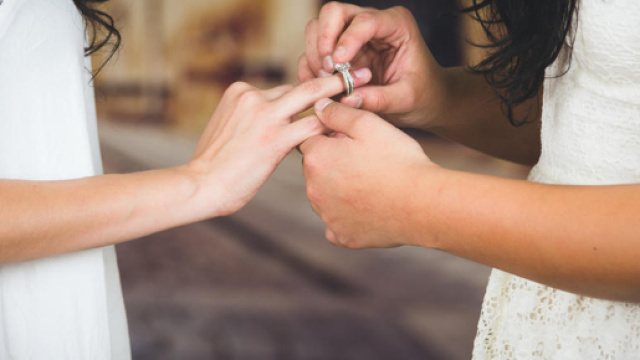 Licenziata dopo essersi unita civilmente con la compagna (Fonte: makia.la)