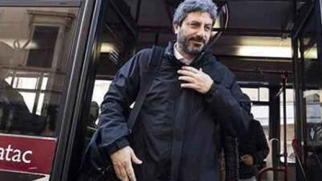 Roberto Fico in Parlamento con il bus Atac. - ilmessaggero.it