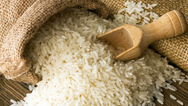 Dal riso un rimedio naturale antichissimo per capelli sani e lucenti: ecco come preparare l'acqua di riso - foto:lmjil.com