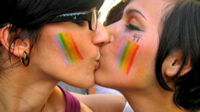 Due ragazze che si baciano, durante un pride (Fonte: ildolomiti)