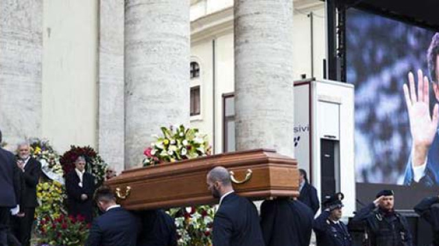 In migliaia per l'ultimo saluto al loro presentatore