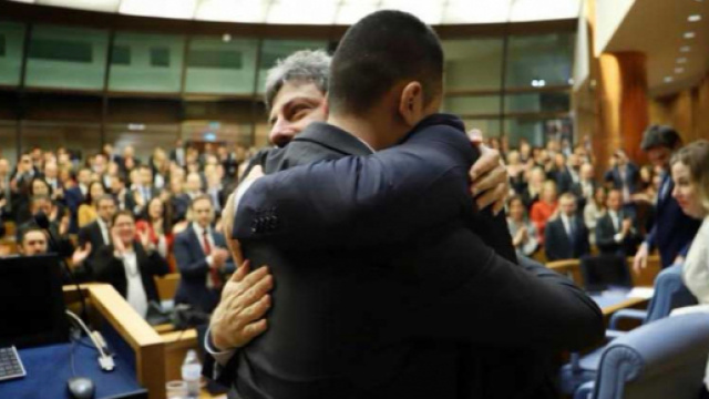 L'abbraccio tra Luigi Di Maio e Roberto Fico dopo la conquista della Camera