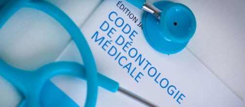 Ejemplar del C&oacute;digo Deontol&oacute;gico de los m&eacute;dicos franceses, hoy desgraciadamente de actualidad por m&eacute;dicos que lo infringieron.