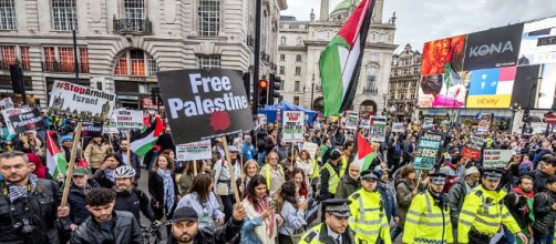 Palestinian protesters demand equal rights on London march | Daily ... - dailymail.co.uk