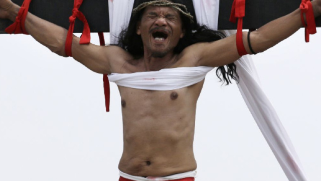 atroci sofferenze sulla croce per Ruben Enajje il filippino che si fa crocifiggere per il Venerd&igrave; Santo (fonteit.notizie.yahoo.com)