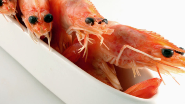 L'uomo &egrave; stato arrestato con l'accusa di aver rubato cinque confezioni di gamberoni.