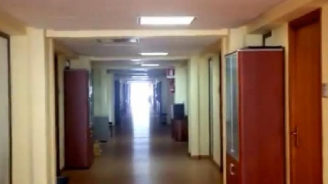 Uffici pubblici desolati in inutile attesa di utenti