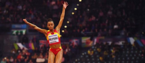 Ana Peleteiro en uno de sus triples saltos