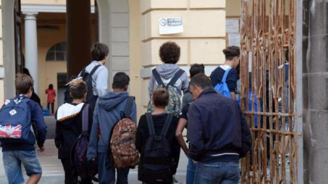 Alunni superano il limite consentito per le assenze, 78 genitori denunciati