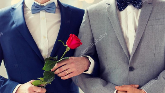 Chiuda in su della felice coppia gay maschile che tengono le mani ... - depositphotos.com