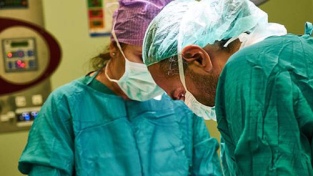 Clamoroso errore in sala operatoria: paziente operato al cervello dopo scambio di persona