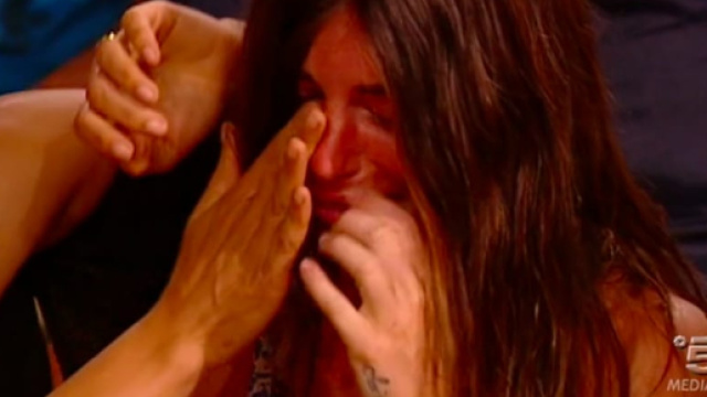 Isola, Bianca Atzei scoppia in lacrime: tutti i naufraghi contro di lei