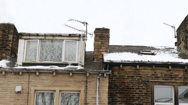 L'anomala assenza di accumuli di neve in una porzione del tetto ha insospettito gli agenti del West Yorkshire