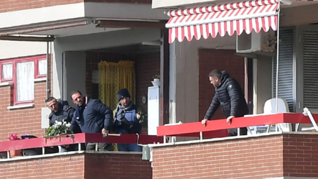 Luigi Capasso affacciato sul balcone della casa coniugale dopo aver gi&agrave; ucciso le figlie e prima di togliersi la vita.