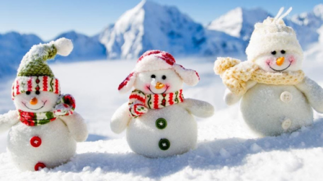 pupazzi di neve abbelliti e simpatici