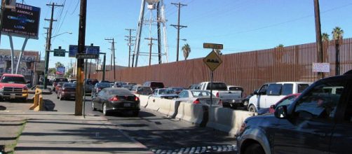 Cars lined up waiting to exit M&eacute;xico, and enter Calexico, California (Image credit &ndash; Thelmadatter, Wikimedia Commons)