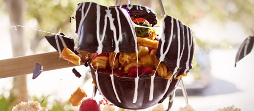 Chocolate pi&ntilde;atas are a fun new way to enjoy dessert. [Image credit: Uncle Julios/YouTube]