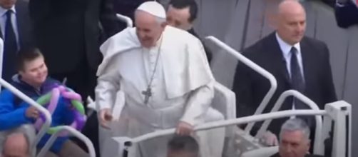 Pope Francis is creating major controversy with his remarks on the existence of hell [Image via Time / YouTube Screencap]