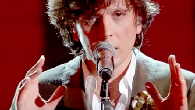 Ermal Meta canta la profondit&agrave; della musica leggera.