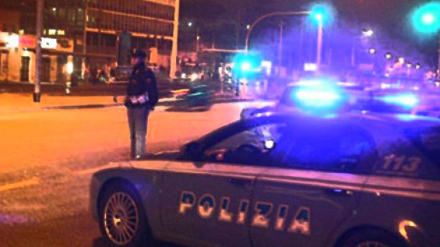 Il giovane - dopo un lungo inseguimento - &egrave; stato fermato dalla Polizia.