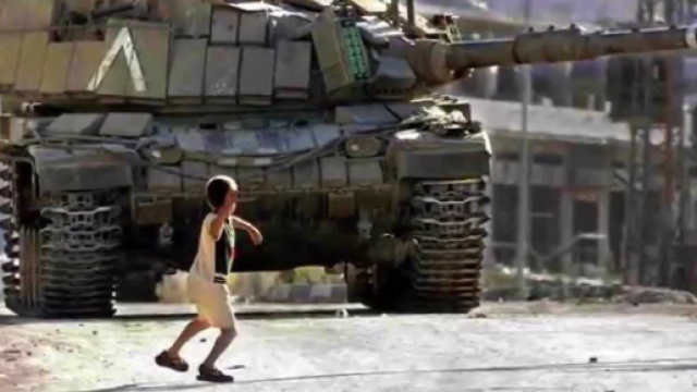 Militari israeliani aprono il fuoco sui palestinesi in sommossa a Gaza (Fonte: Vilag Helyzete &ndash; Youtube)