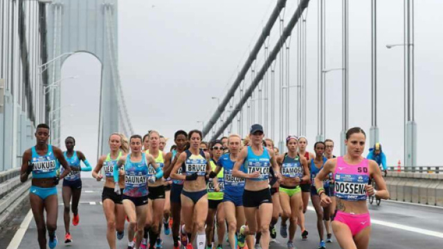 Sara Dossena in testa alla Maratona di New York.