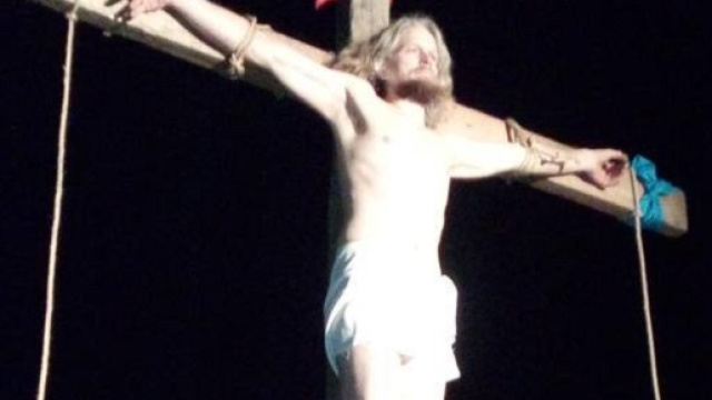 Un prete si &egrave; fatto crocifiggere a Verona