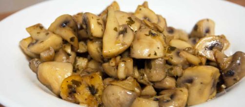 Champi&ntilde;ones al ajillo - Receta de cocina - recetasdiarias.com