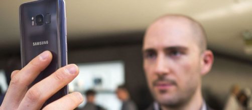 Una chica fue capaz de meterse en una alcantarilla